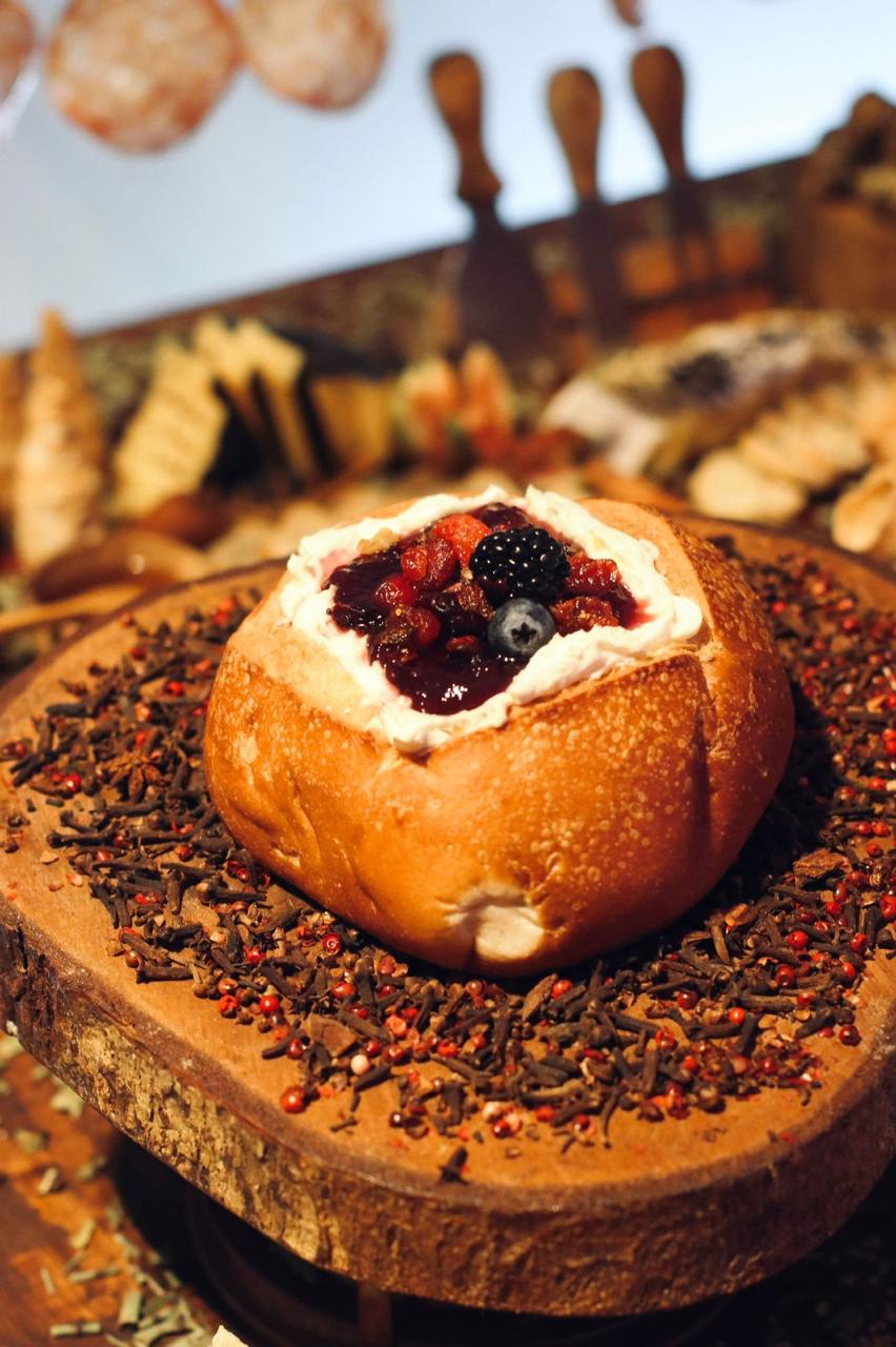 Pão recheado com cream cheese e frutas vermelhas