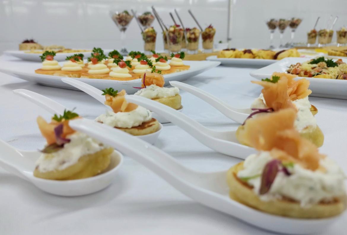 Canapés de salmão em colheres