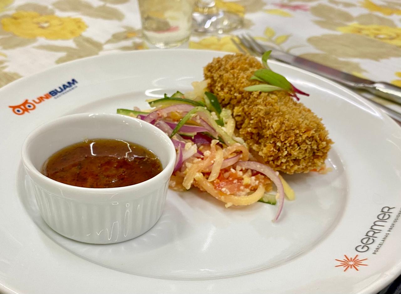 Croquete com molho agridoce