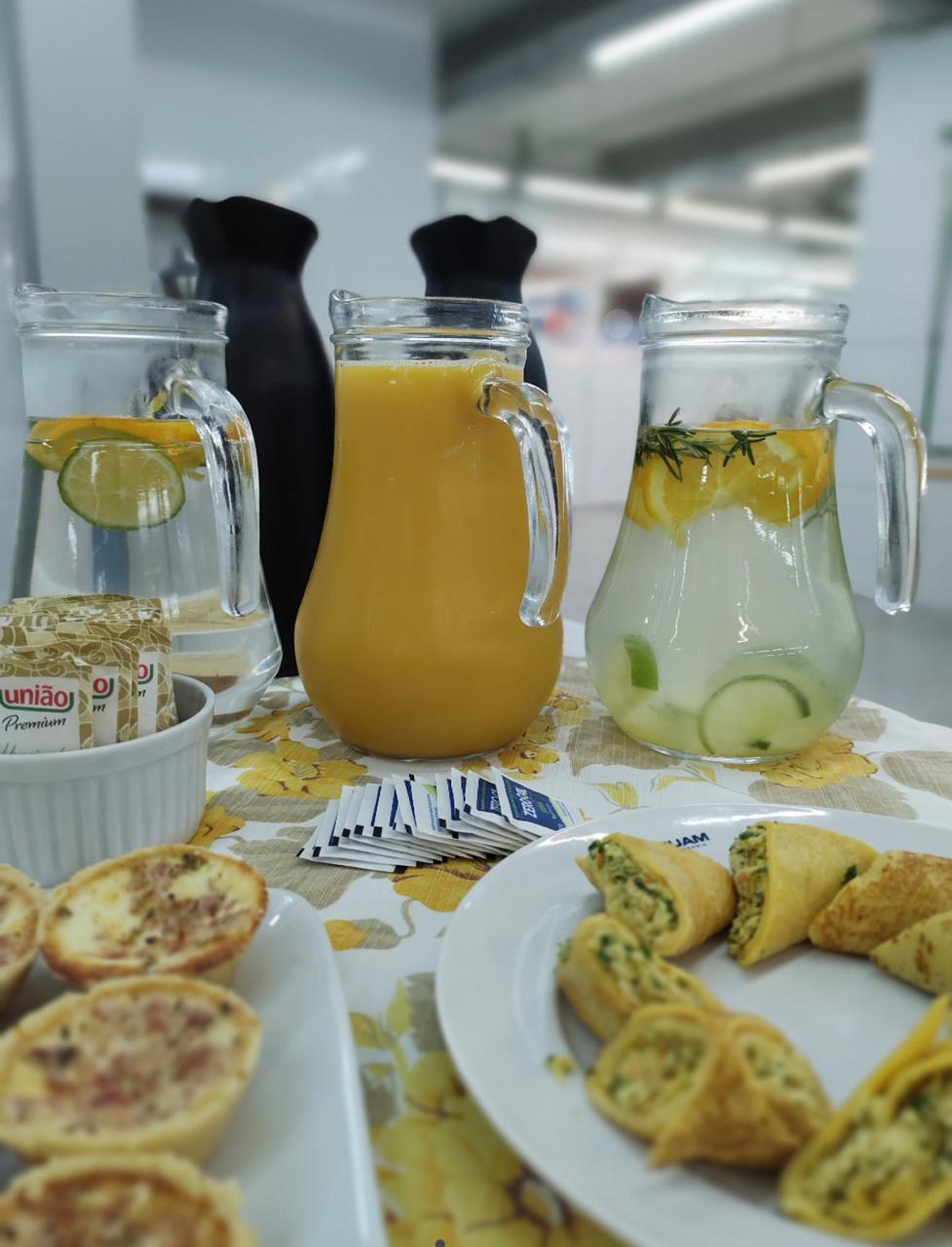 Sucos naturais e águas aromatizadas